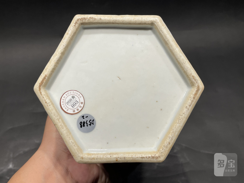 清道光 粉彩八蛮进宝六方镂空帽筒一对 - 图13